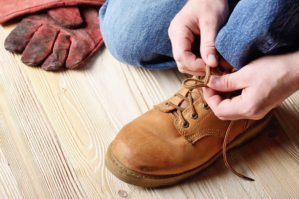 آموزش روش‌های استاندارد بستن کفش ایمنی در مجله ماه ایمن